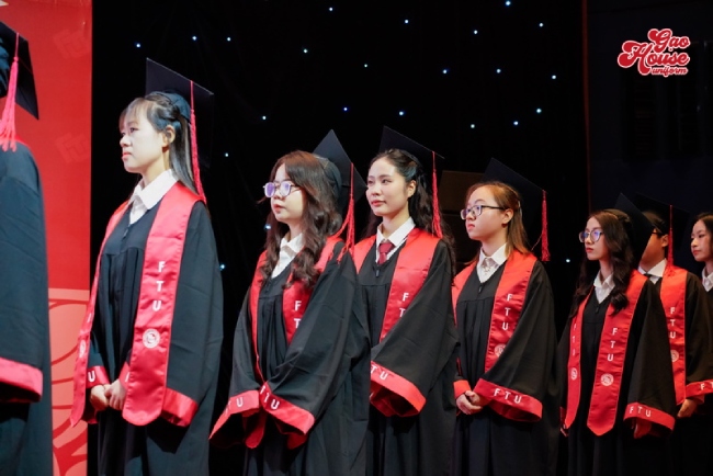 áo tốt nghiệp đại học ngoại thương