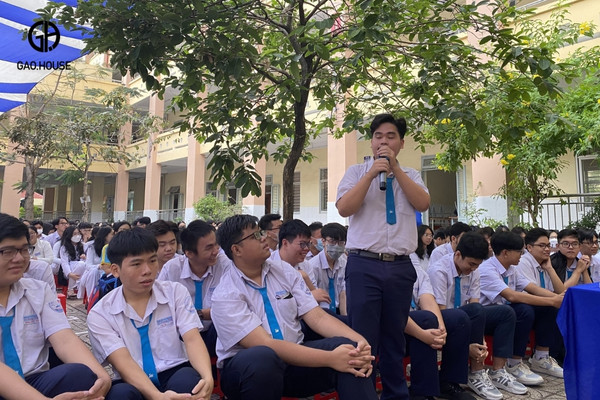 Đồng phục trường THPT Lê Trọng Tấn