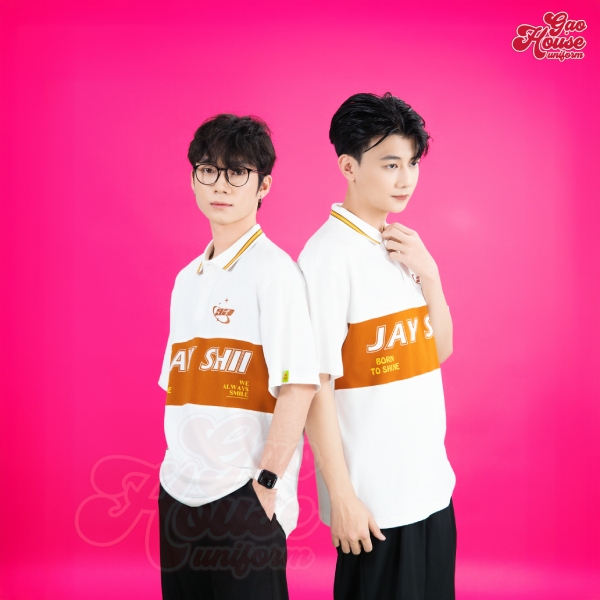 May áo lớp tại Vũng Tàu màu vàng