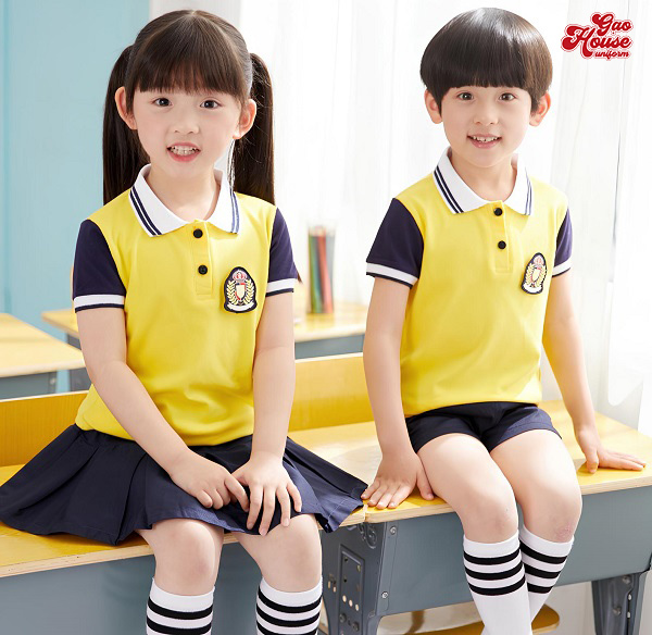 đặt áo đồng phục lớp màu vàng