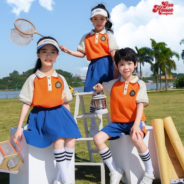 in đồng phục lớp màu vàng