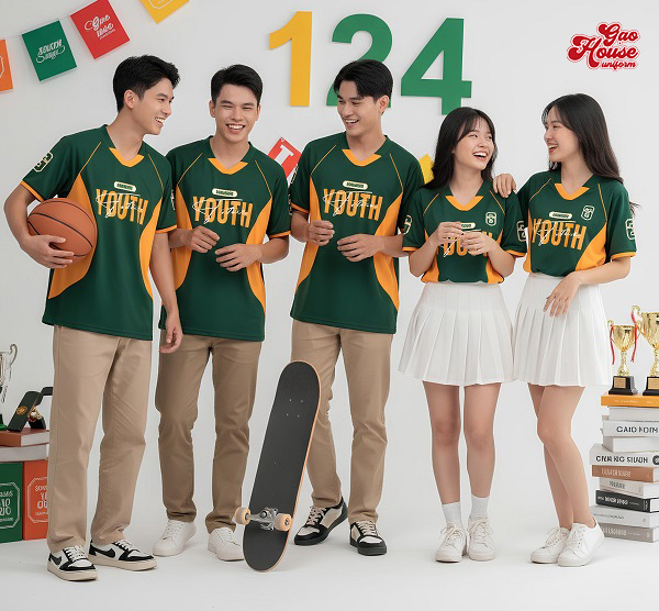in đồng phục lớp màu xanh lá