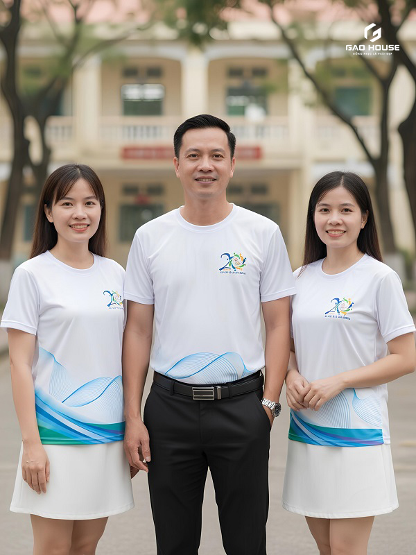 Những trang phục đồng phục họp lớp có chung thiết kế, kiểu dáng tạo nên sự gắn kết đặc biệt cho tất cả mọi người