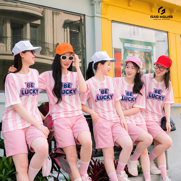 đồng phục nhóm có cổ màu hồng