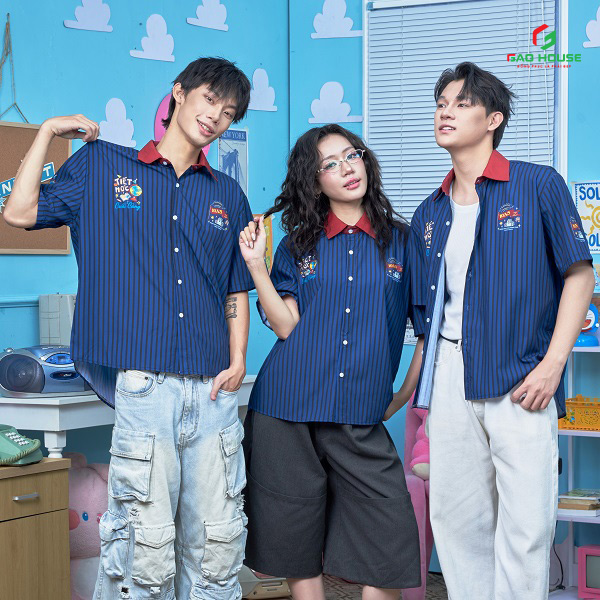 in đồng phục lớp cắm trại