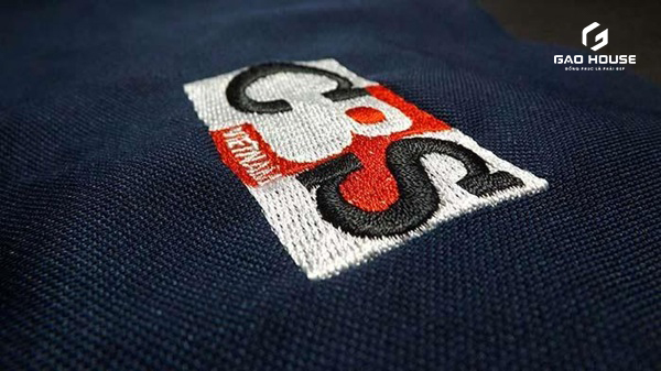 thêu logo áo đồng phục công ty tại quảng ninh